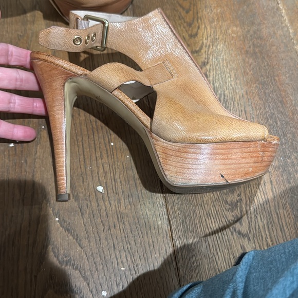 Guess 5” platform heels. Platform is about 1.5” size 6.5 - Picture 4 of 5